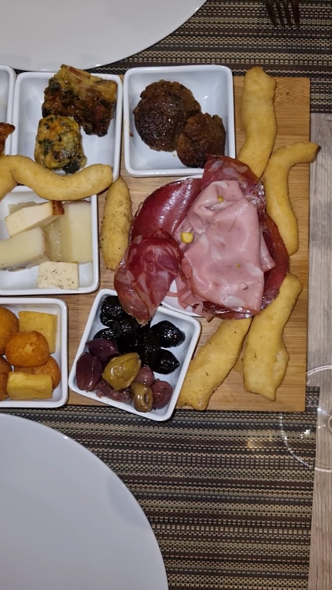 Tagliere di panelle fritte, salumi, formaggi e olive